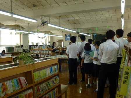 浜高生徒が学校内を案内して回っています