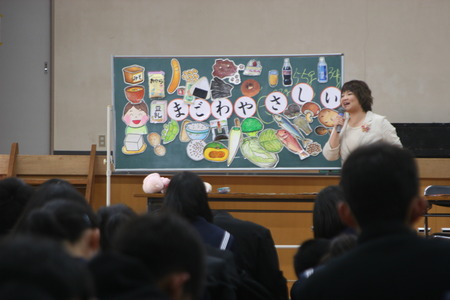 体にやさしい食べ物の説明をしています