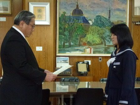 副会長が感謝状を読み上げています