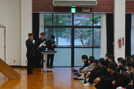 駅長さんの話を聞いています