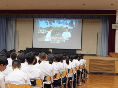 生徒会が制作したビデオを中学生が見ています