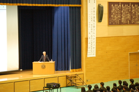 坂根氏が自己紹介をしています