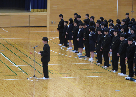 対面式で１年生代表のあいさつの様子