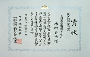 ３