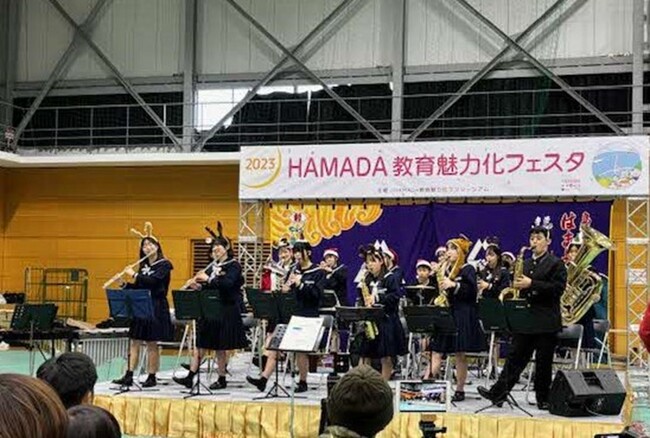 開会式の後、ステージで演奏する浜田高校吹奏学部