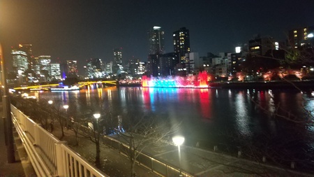 ホテルの前の川